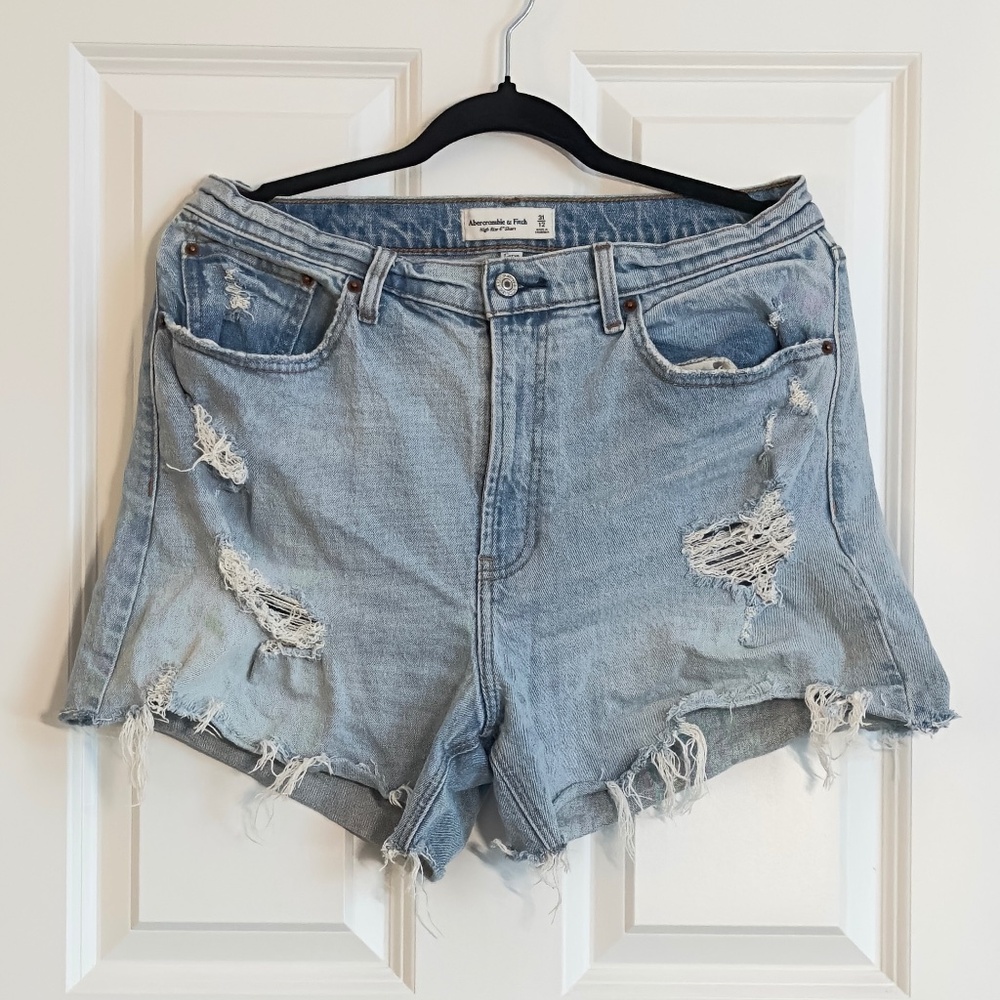 Abercrombie & Fitch Curve Love High-Rise Mom Short 4" Light Wash Size 31/12